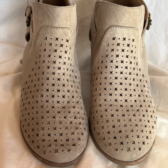 Size 12 Maurices Booties Boots tan beige EUC - Picture 8 of 10